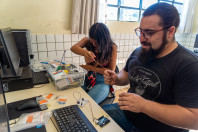 O professor Luan Felipe de Lima leciona Informática Básica e Robótica no Colégio Estadual Indígena Cacique Otávio dos Santos, em Turvo.