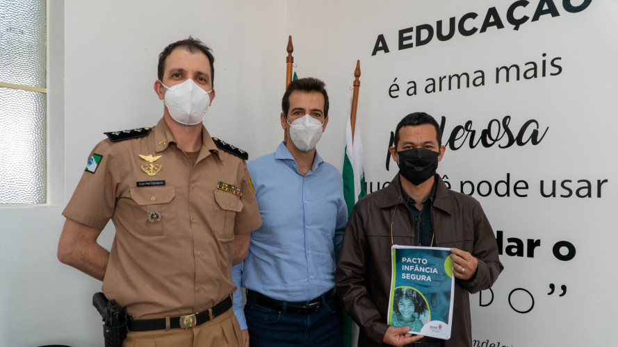 Secretário Renato Feder assina termo de cooperação do Pacto Infância Segura