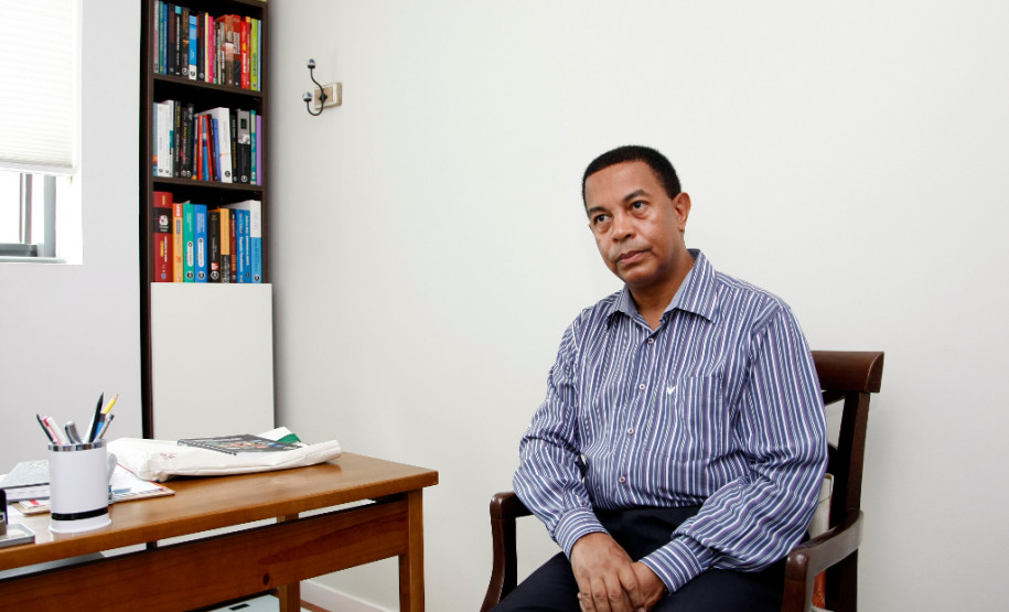 A psicologia da aprendizagem na prática do professor Cloves é formado em Psicologia pela Universidade Federal do Paraná e mestre em Educação pela Pontifícia Universidade Católica do Paraná, instituição na qual é docente do curso de Psicologia desde 1990. O professor é consultor da revistas da área de psicologia PUC/PR, da Universidade Mackenzie, em São Paulo, e da Universidade Federal do Rio de Janeiro. 23-01-15.