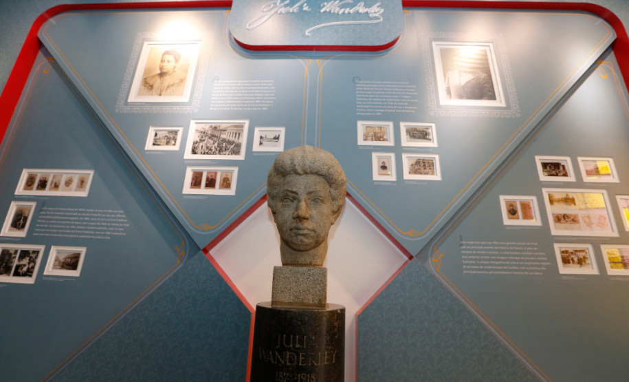 Mulheres são protagonistas na educação no Paraná A educação paranaense teve ao longo de sua história mulheres que desempenharam papéis fundamentais na democratização do ensino. Nesse cenário, dois nomes se destacam. Em 1890, a professora Júlia Wanderley liderou um movimento para o ingresso de mulheres no educandário, até então aberto somente para alunos do sexo masculino. Em 1892, Júlia recebeu o título de professora normalista.