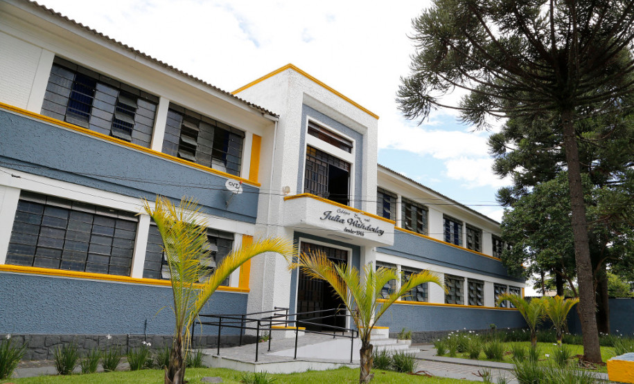 Mulheres são protagonistas na educação no Paraná A educação paranaense teve ao longo de sua história mulheres que desempenharam papéis fundamentais na democratização do ensino. Nesse cenário, dois nomes se destacam. Em 1890, a professora Júlia Wanderley liderou um movimento para o ingresso de mulheres no educandário, até então aberto somente para alunos do sexo masculino. Em 1892, Júlia recebeu o título de professora normalista.