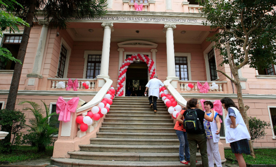 Mulheres são protagonistas na educação no Paraná O nome de Helena Kolody está nas capas de livros e também em bibliotecas e escolas em diferentes regiões do Paraná
