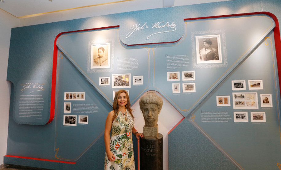 Mulheres são protagonistas na educação no Paraná A educação paranaense teve ao longo de sua história mulheres que desempenharam papéis fundamentais na democratização do ensino. Nesse cenário, dois nomes se destacam. Em 1890, a professora Júlia Wanderley liderou um movimento para o ingresso de mulheres no educandário, até então aberto somente para alunos do sexo masculino. Em 1892, Júlia recebeu o título de professora normalista. Na foto, exposição permanente no Colégio Estadual Júlia Wanderley, em Curitiba.