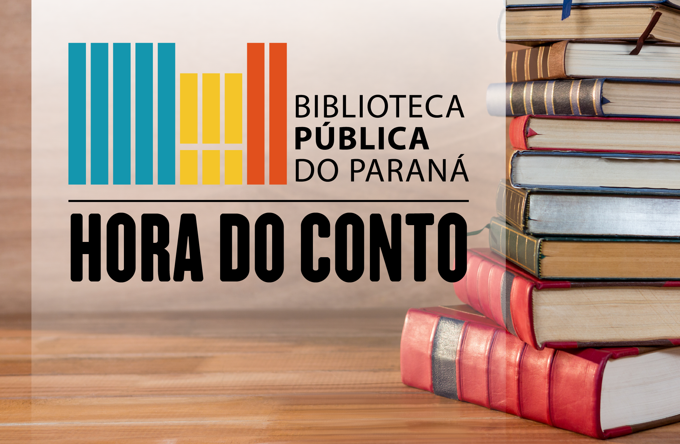 Foto de vários livros empilhados sobre uma mesa. Em primeiro plano, o título Biblioteca Pública do Paraná Hora do Conto