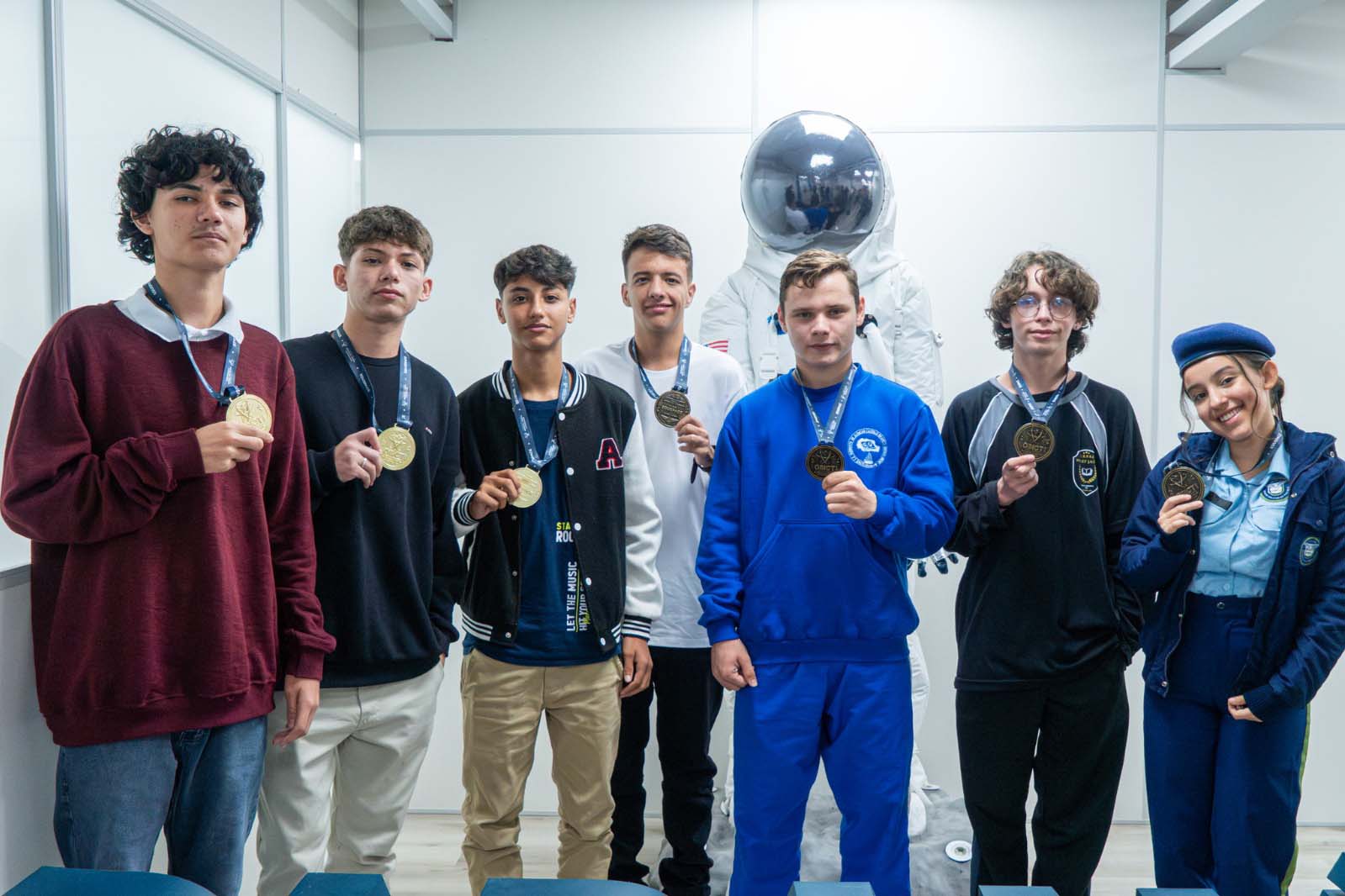 Alunos do Paraná recebem medalhas da Olimpíada de Inovação, Ciência e Tecnologia
