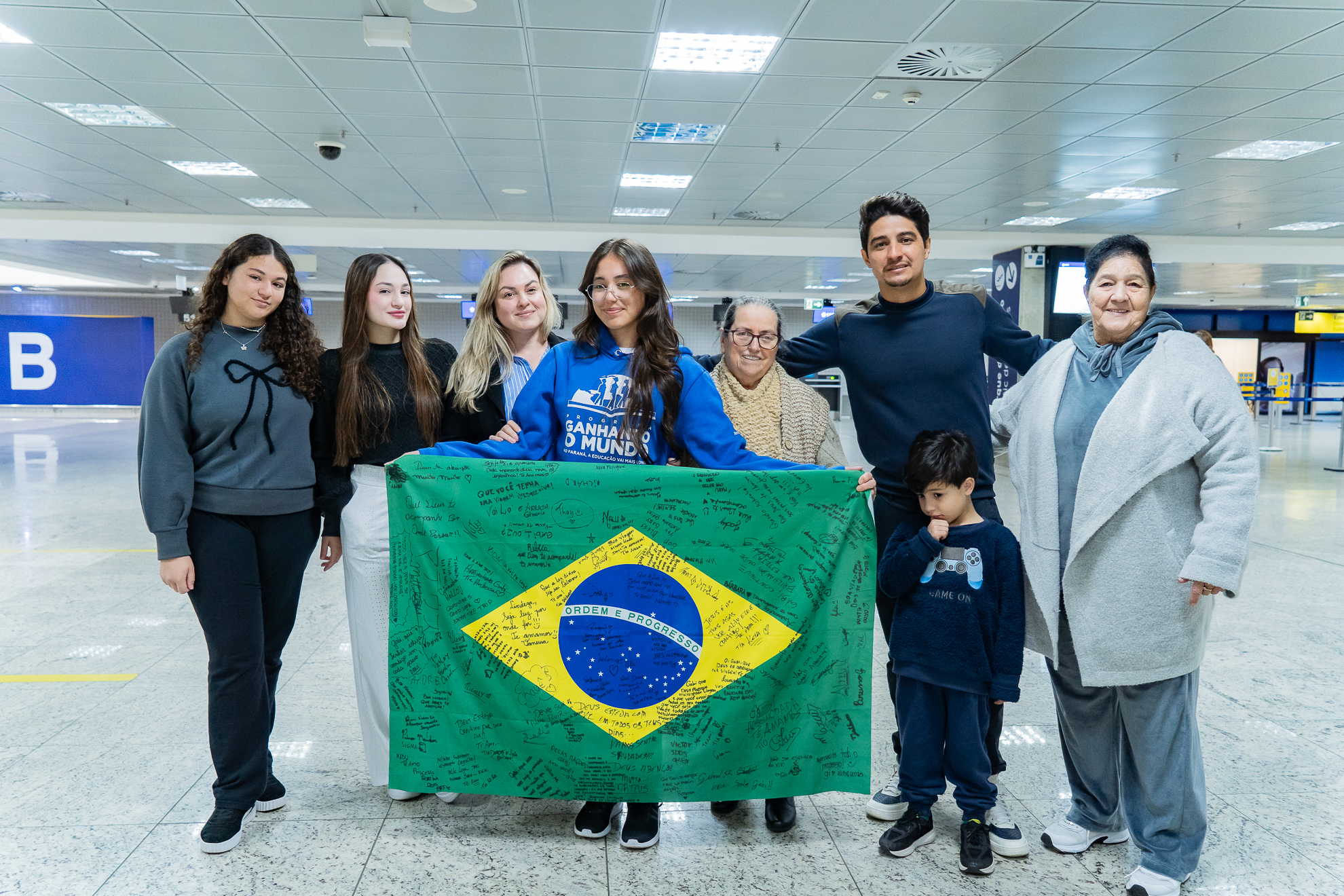 Embarque de 16 alunos do Ganhando o Mundo para Escócia