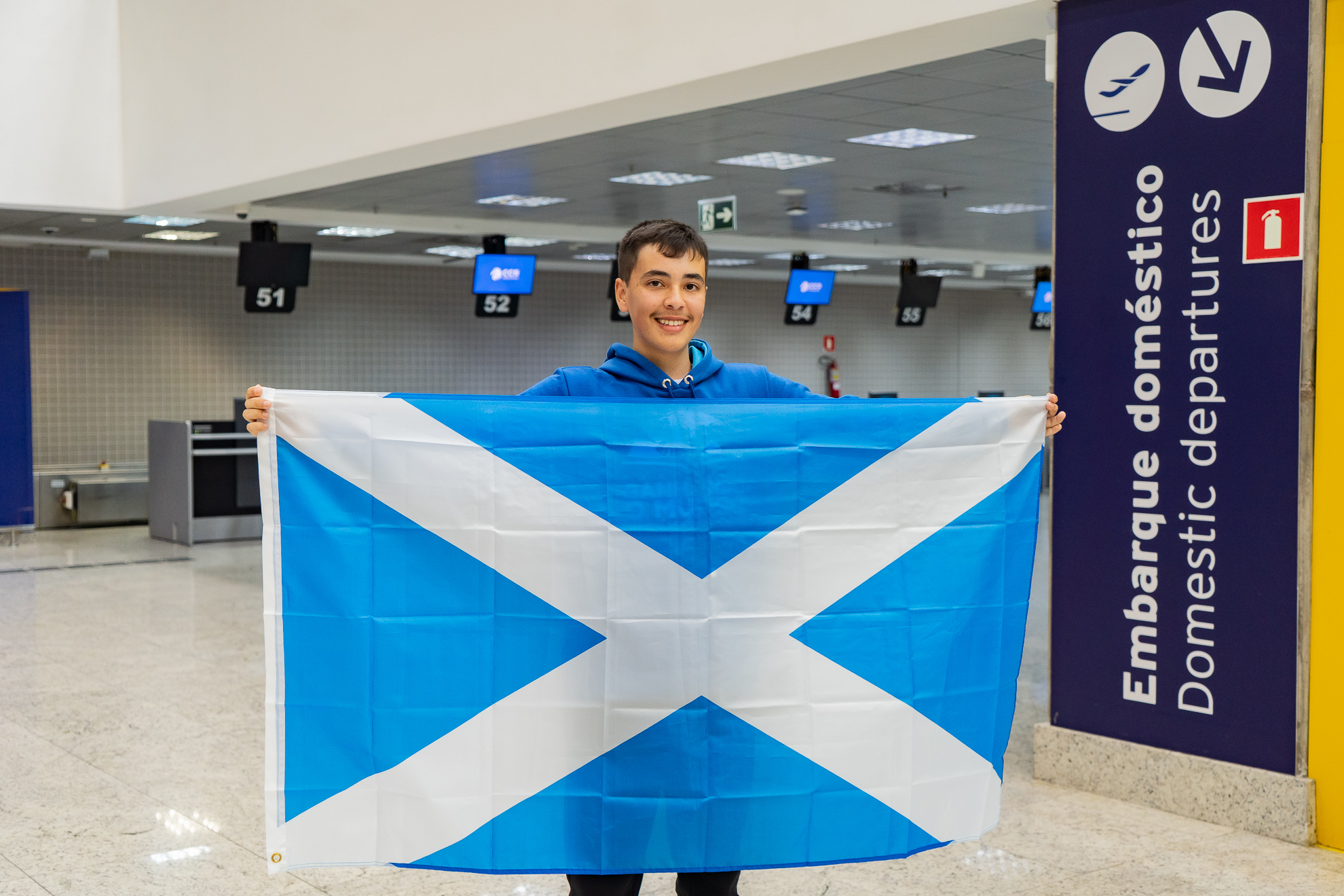 Embarque de 16 alunos do Ganhando o Mundo para Escócia