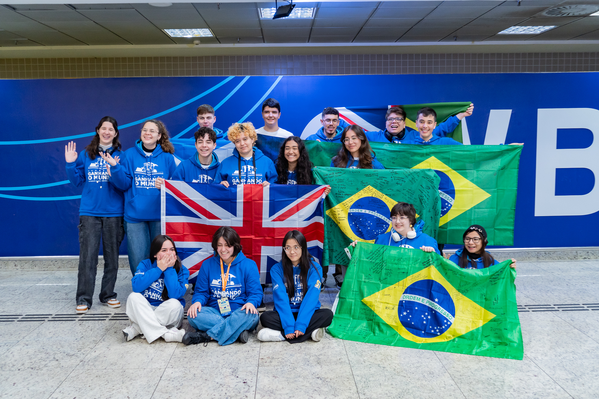 Embarque de 16 alunos do Ganhando o Mundo para Escócia