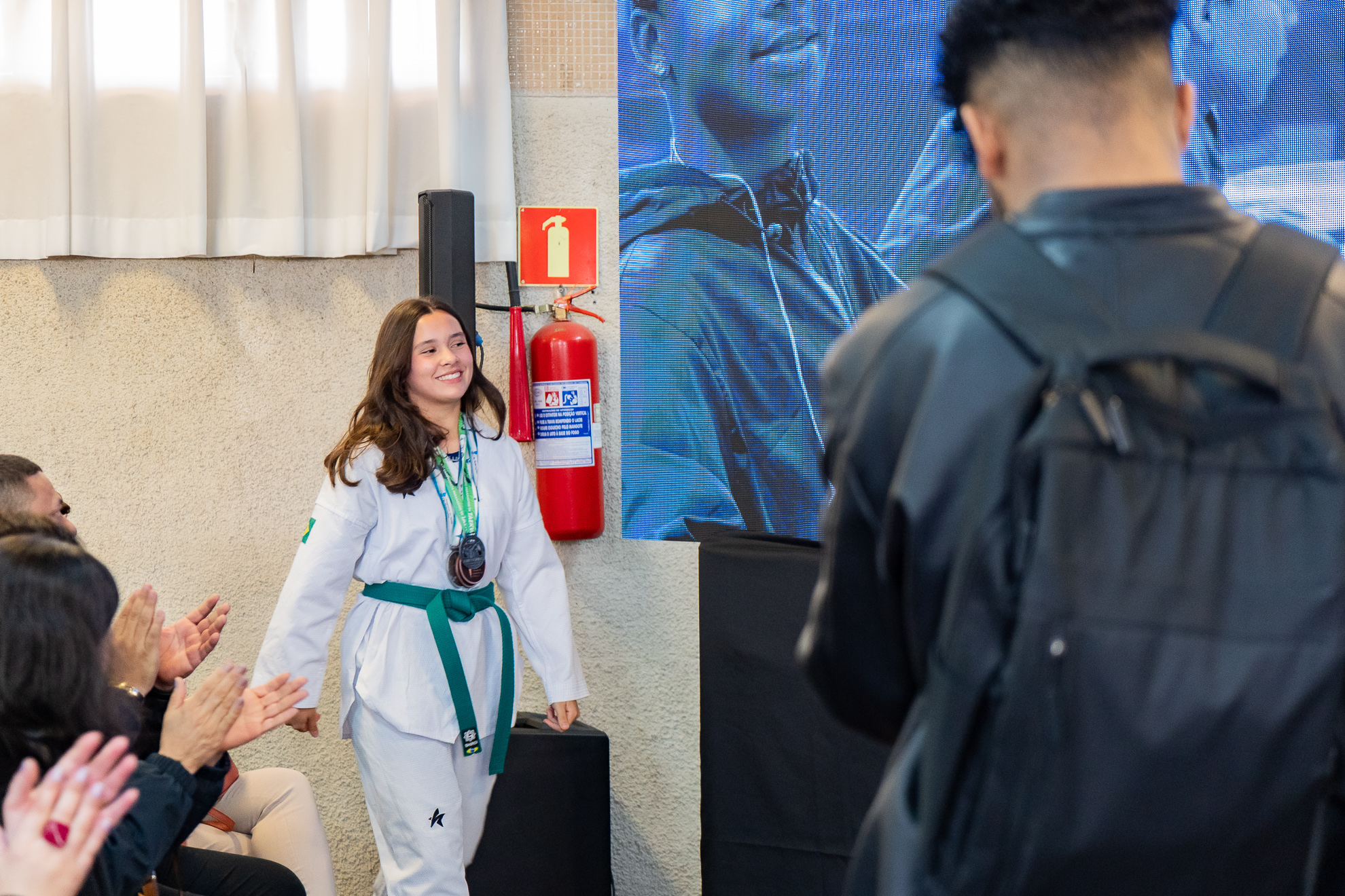 Governo formaliza entrega 15 mil desktops