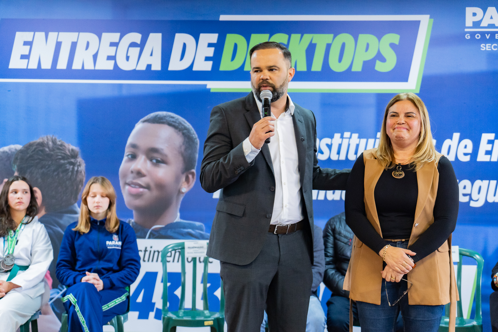 Governo formaliza entrega 15 mil desktops