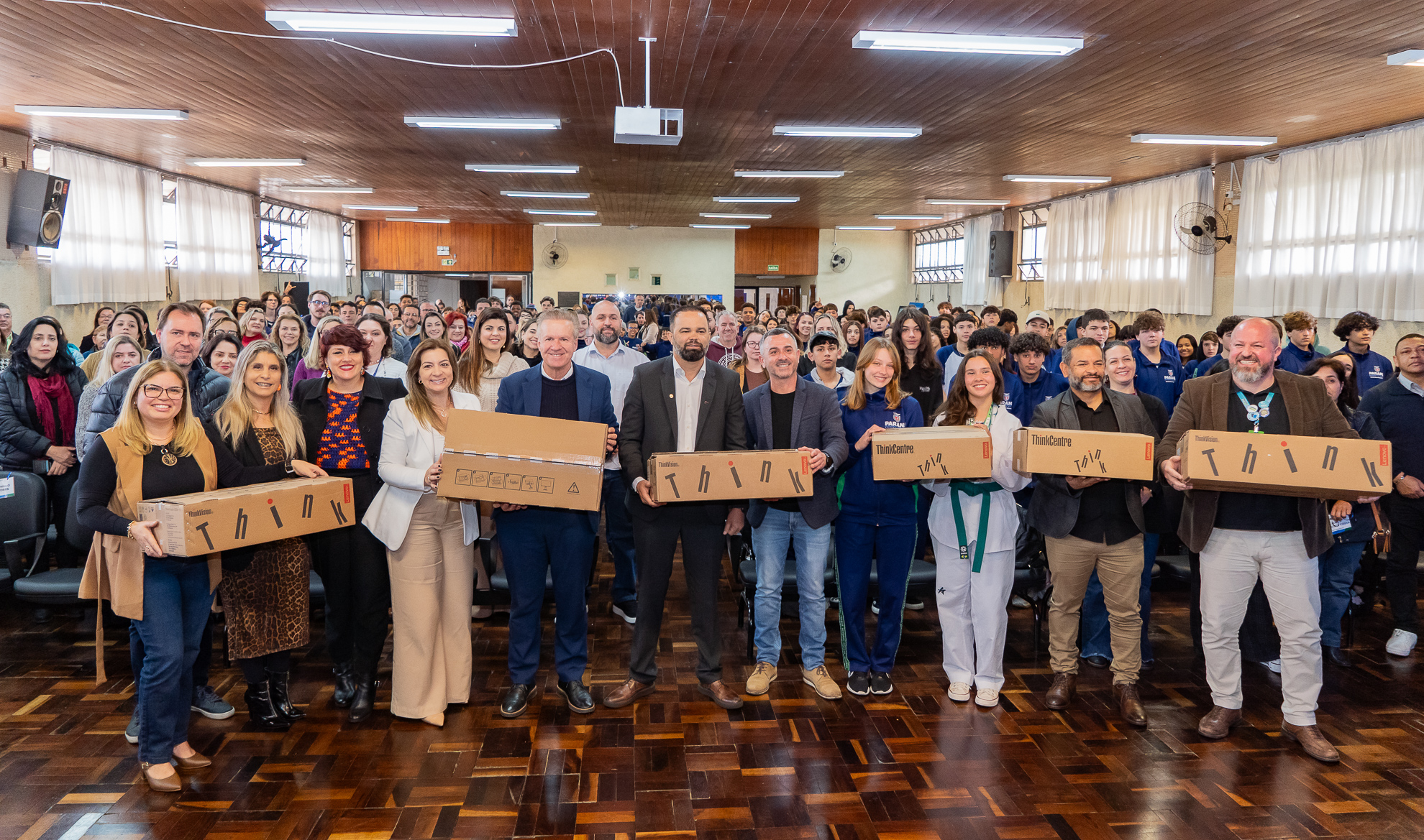 Governo formaliza entrega 15 mil desktops