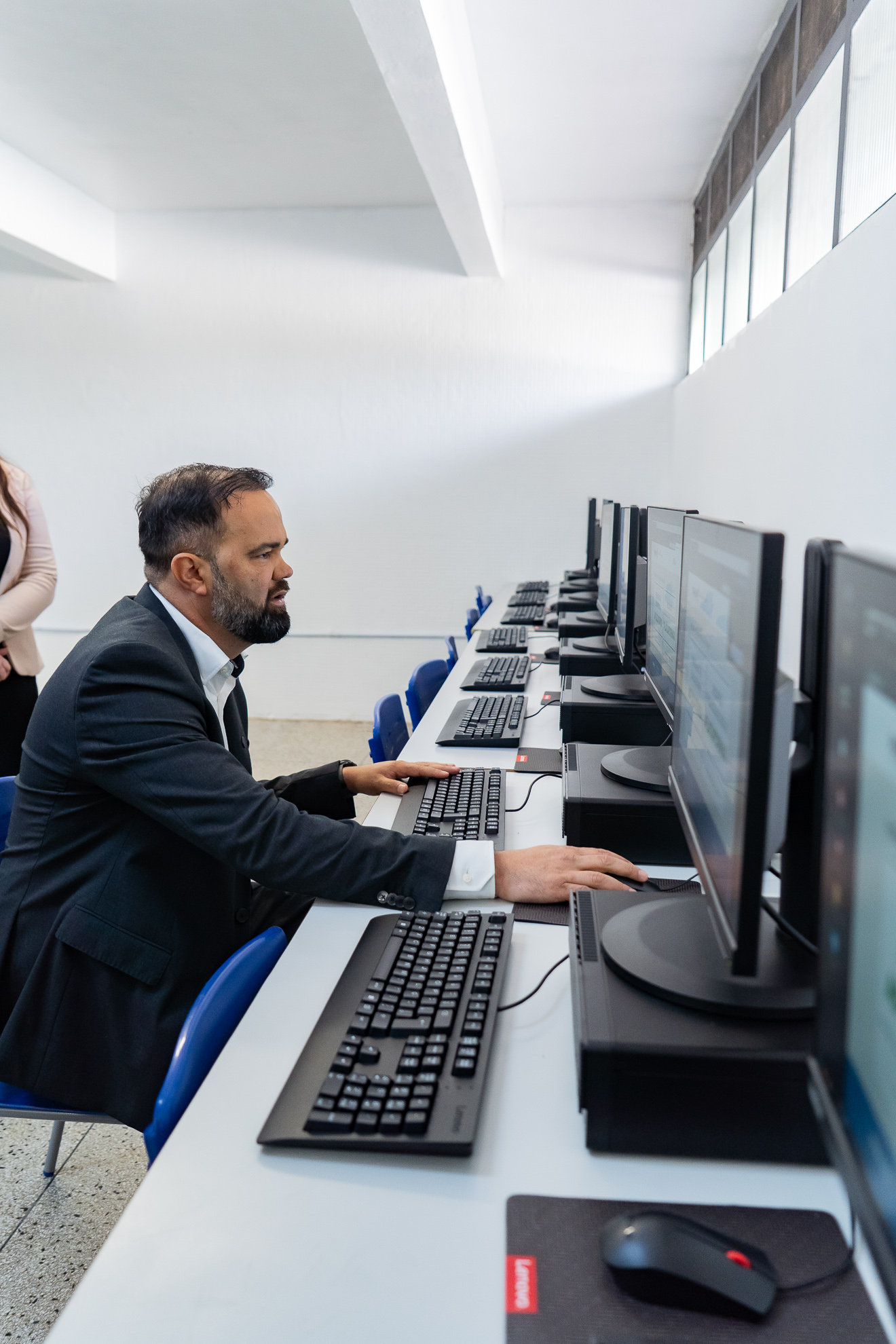 Governo formaliza entrega 15 mil desktops