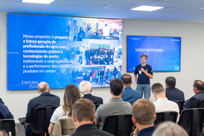 Foto de estudante falando sobre a parceira da New Holland