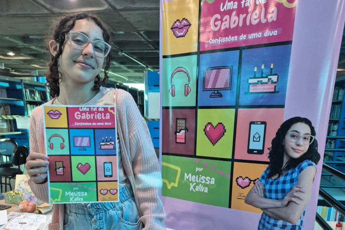 Foto da aluna que escreveu livro sobre bullying