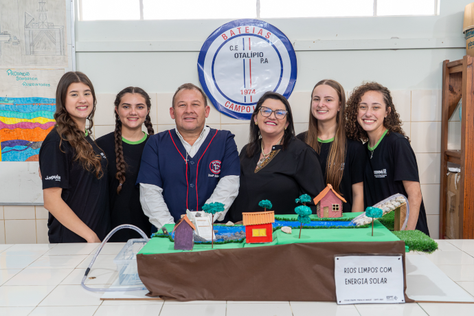 Foto do grupo de estudantes que participaram de evento científico internacional