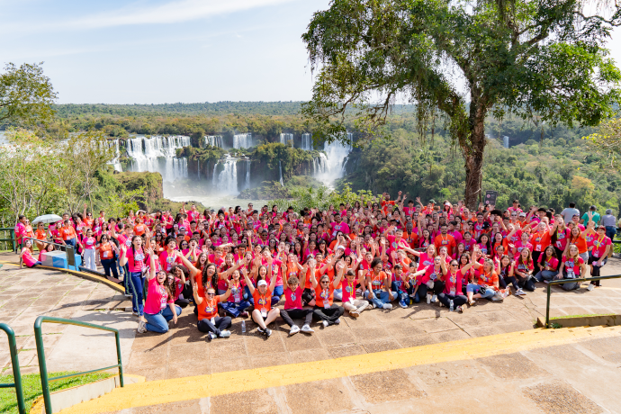 Foto dos jovens formadores nas cataratas do Iguaçu