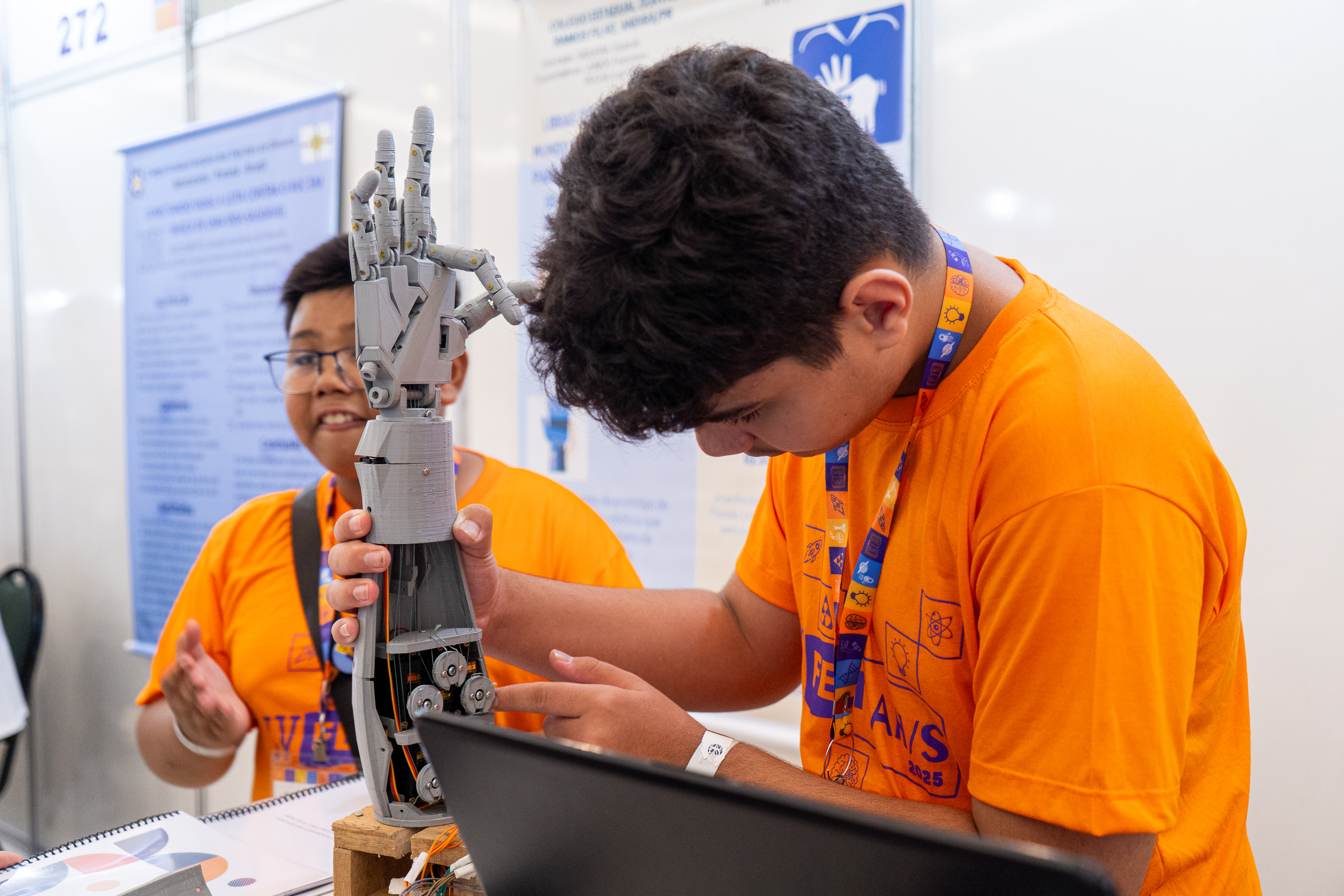 300 projetos: feira destaca inovação de alunos da rede estadual com altas habilidades