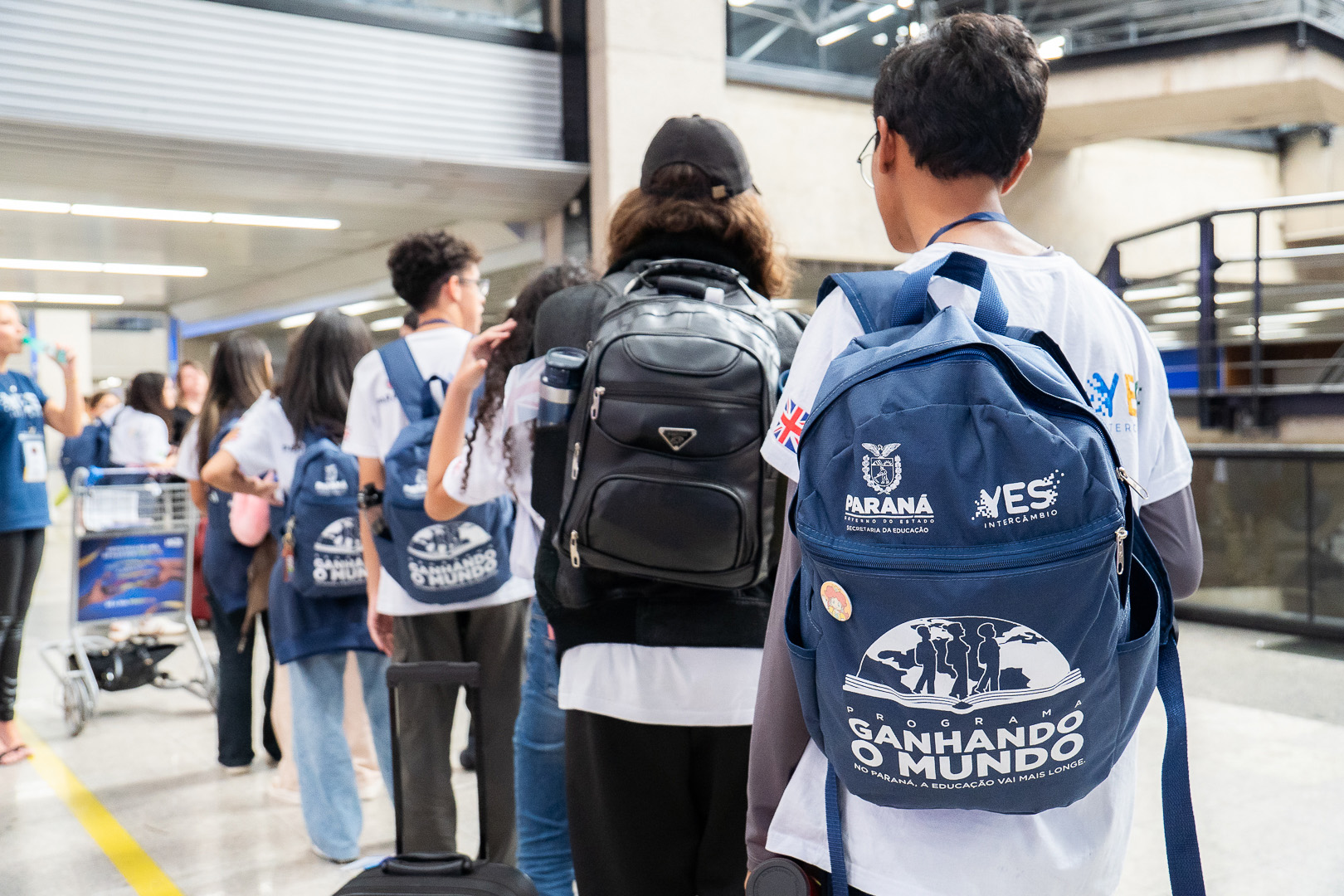 Ganhando o Mundo: com emoção e expectativas, 25 adolescentes embarcam para o Reino Unido 
