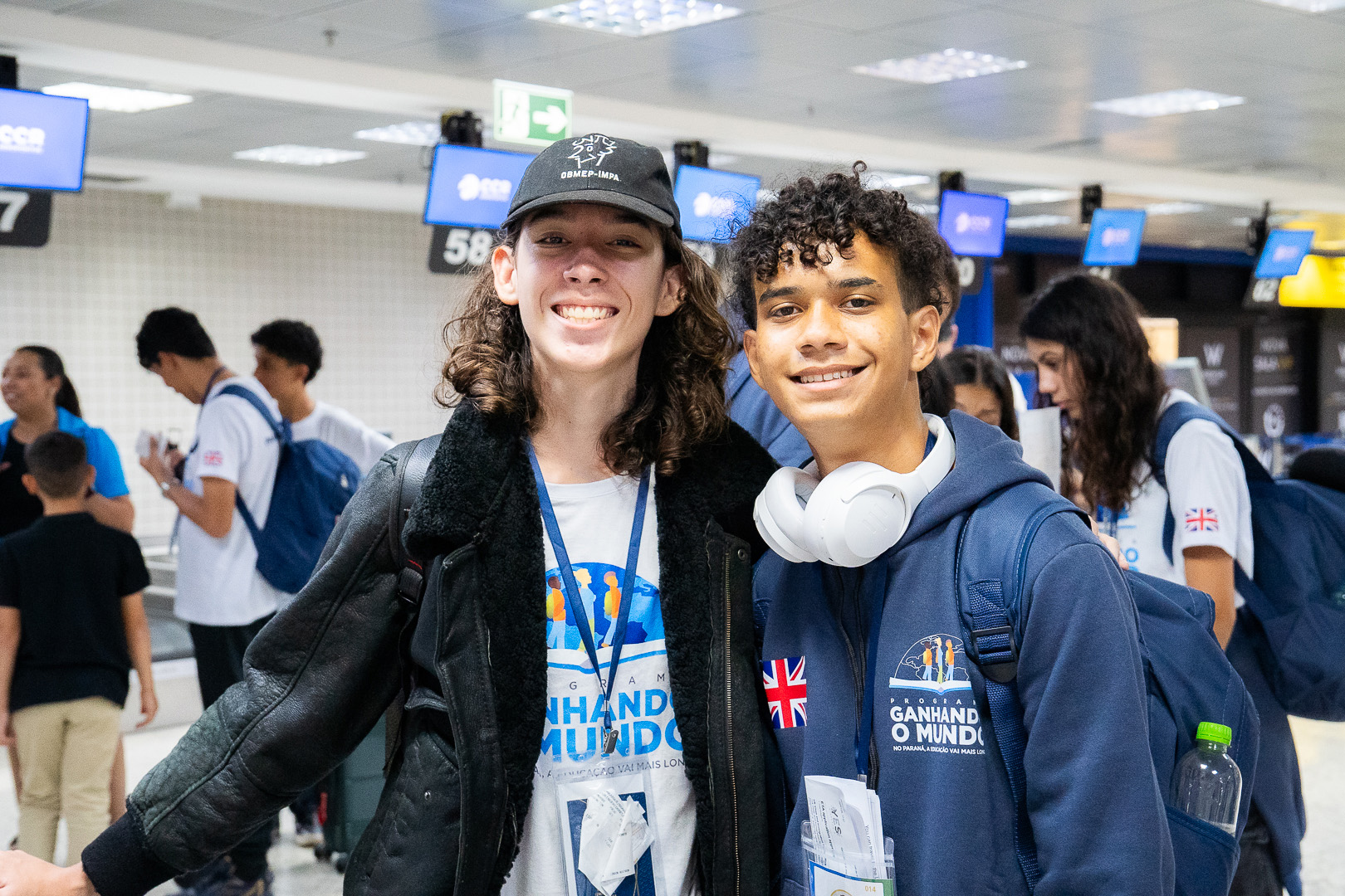 Ganhando o Mundo: com emoção e expectativas, 25 adolescentes embarcam para o Reino Unido 
