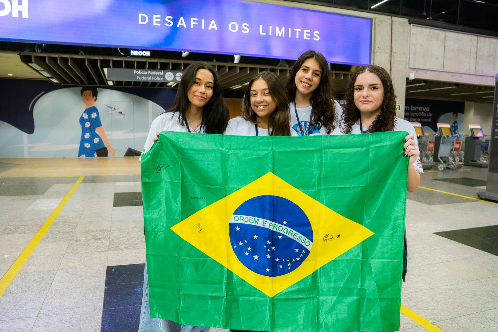 Ganhando o Mundo: com emoção e expectativas, 25 adolescentes embarcam para o Reino Unido 
