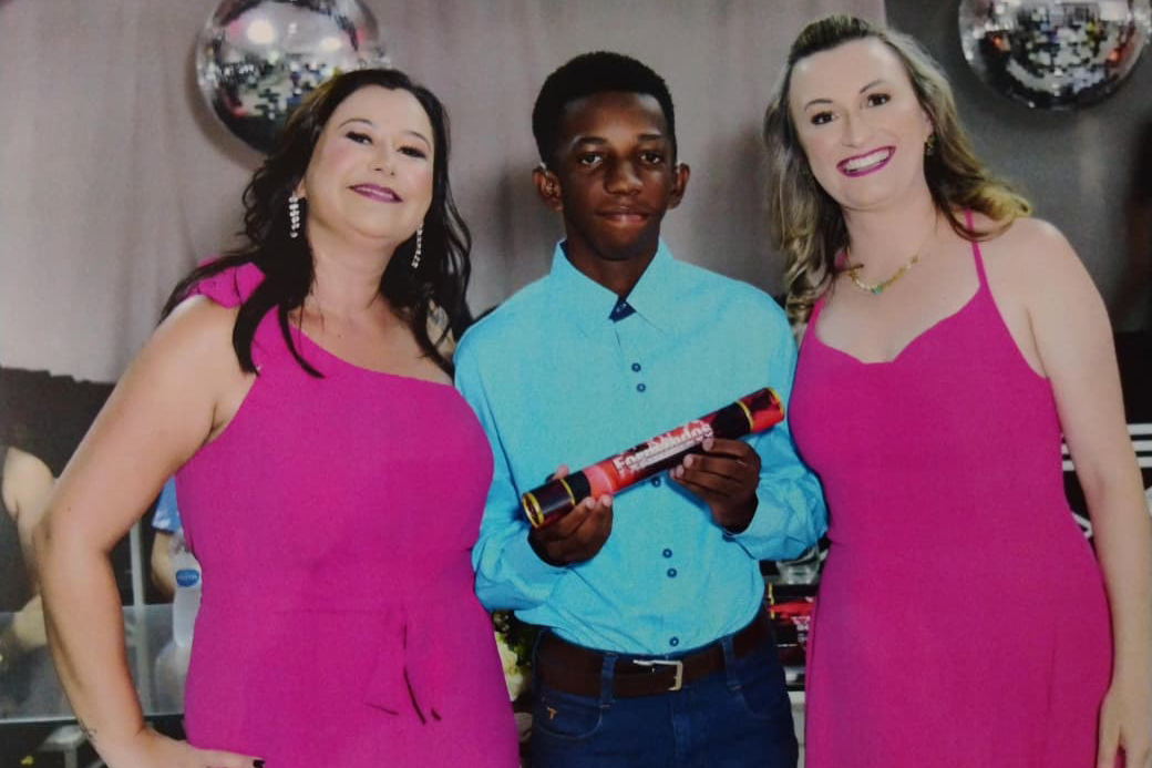 Aos 18 anos, Carlos Daniel Caetano Cardoso, aluno com deficiência auditiva de Ivaiporã, no Vale do Ivaí, acaba de alcançar uma conquista histórica para si e para a família. Ele ficou em 1º lugar no curso de Educação Física pelo programa Aprova Paraná Universidades e vai ingressar na Universidade Estadual de Maringá (UEM).