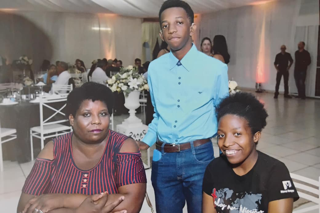 Aos 18 anos, Carlos Daniel Caetano Cardoso, aluno com deficiência auditiva de Ivaiporã, no Vale do Ivaí, acaba de alcançar uma conquista histórica para si e para a família. Ele ficou em 1º lugar no curso de Educação Física pelo programa Aprova Paraná Universidades e vai ingressar na Universidade Estadual de Maringá (UEM).