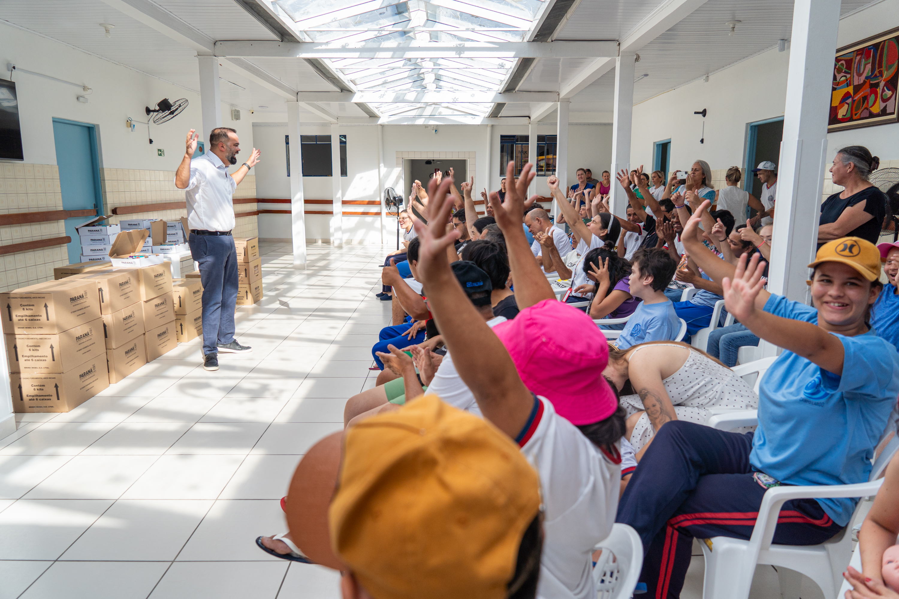 Seed-PR entrega kits escolares em Campo Largo