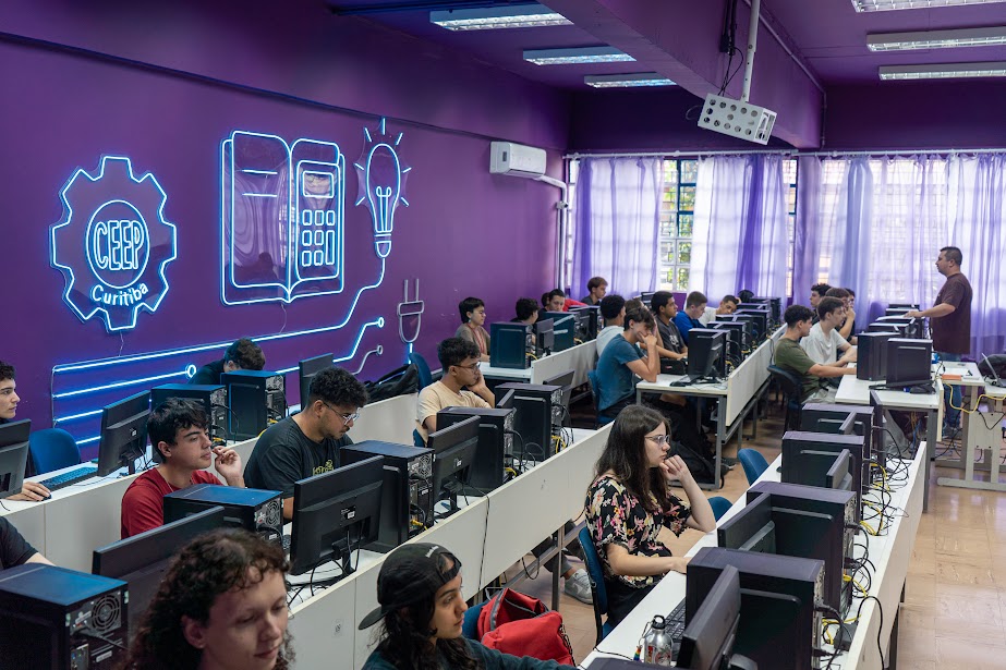 Escolas estaduais do Paraná iniciam cadastro de estudantes na Carteira de Trabalho Digital