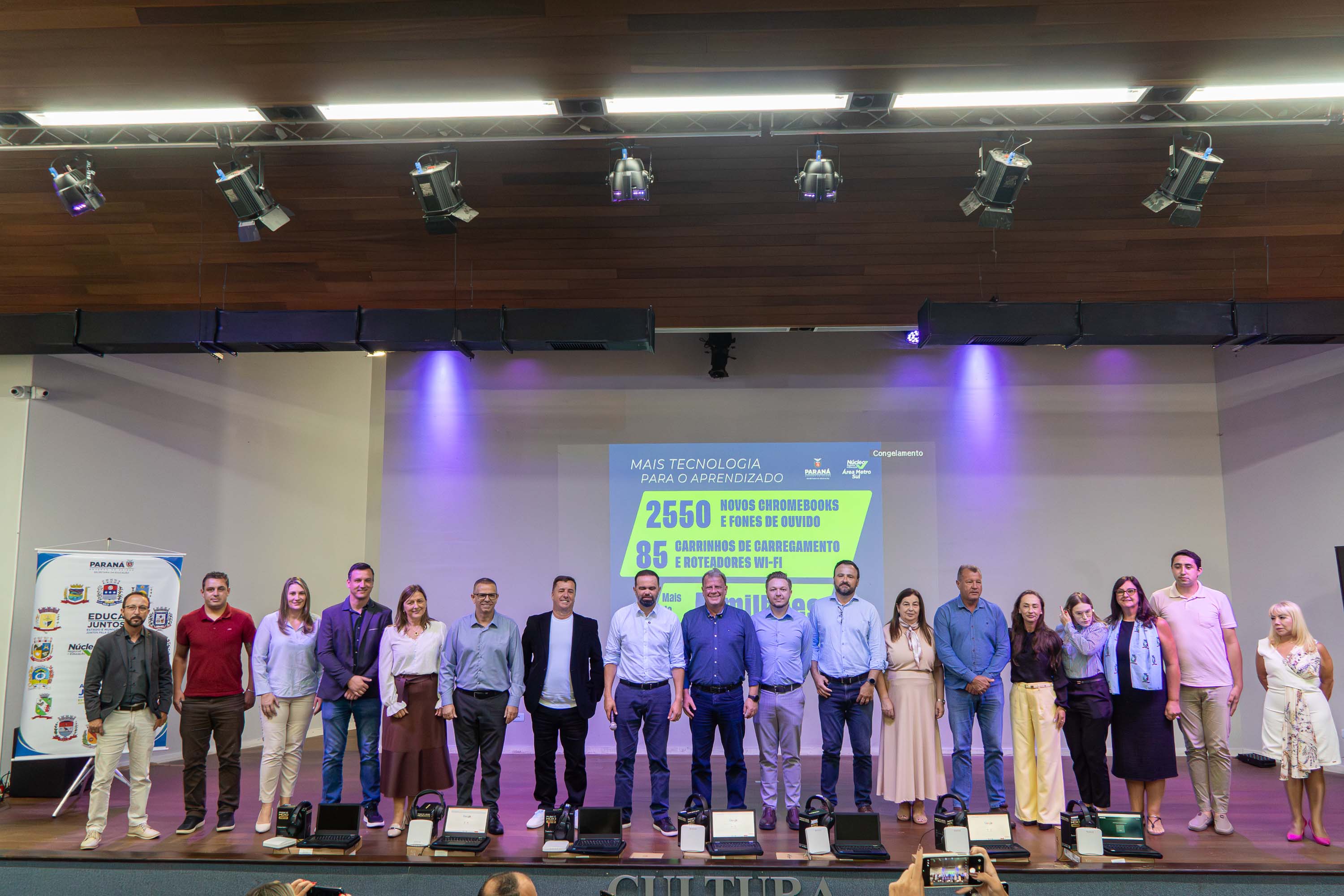 Estado anuncia mais 85 kits educacionais tecnológicos para escolas municipais