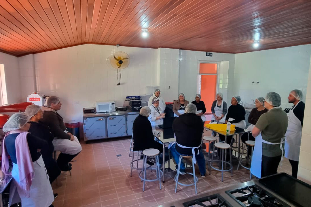 Qualificação profissional: iniciam as aulas na Escola do Mar com curso na área de gastronomia