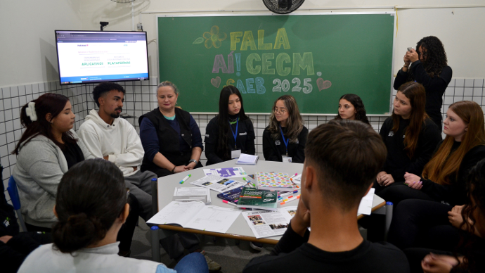 Foto de roda de conversa para produção de jornal da escola. 