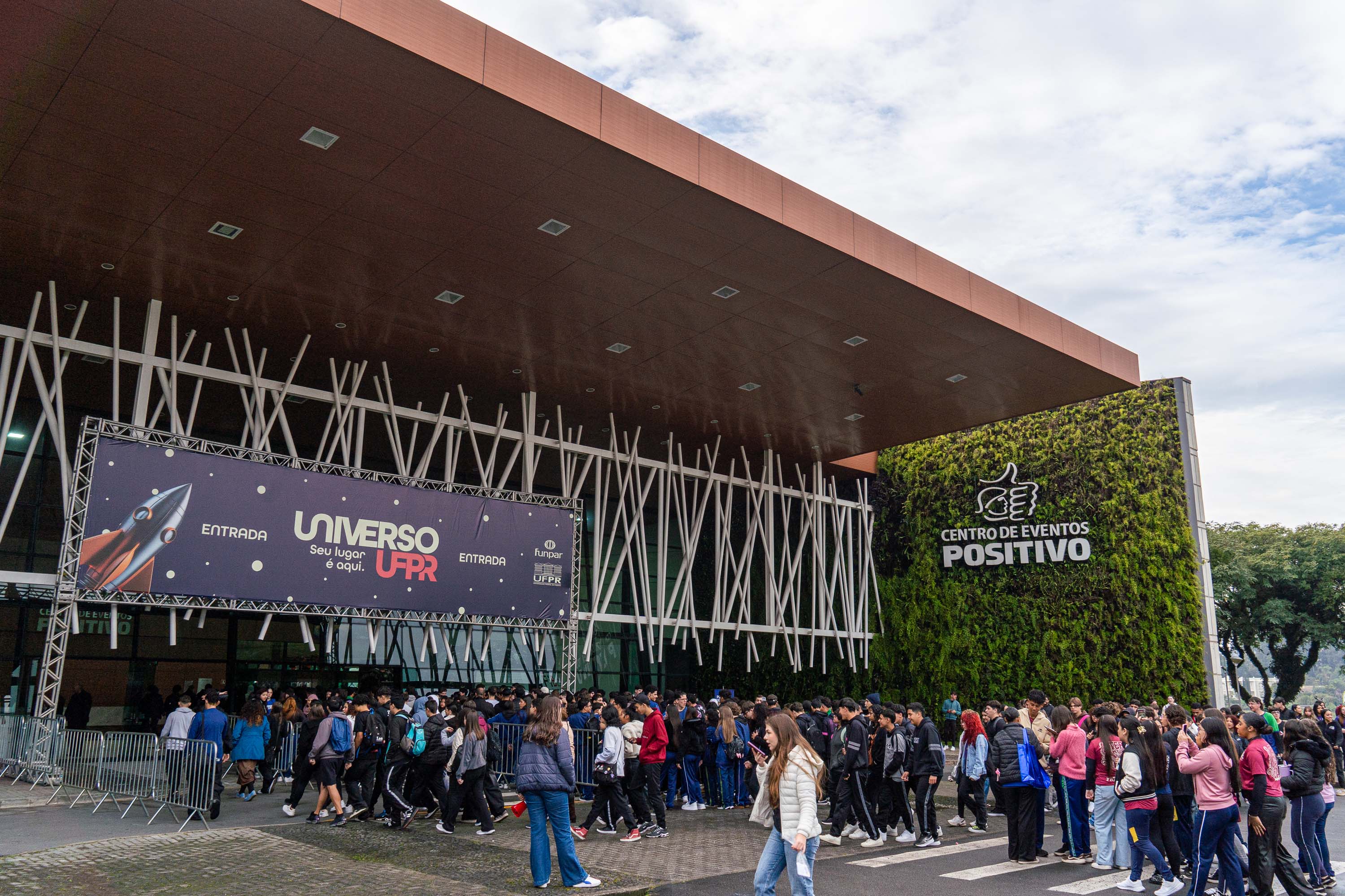 Universo UFPR: feira de cursos aproxima estudantes do Ensino Superior