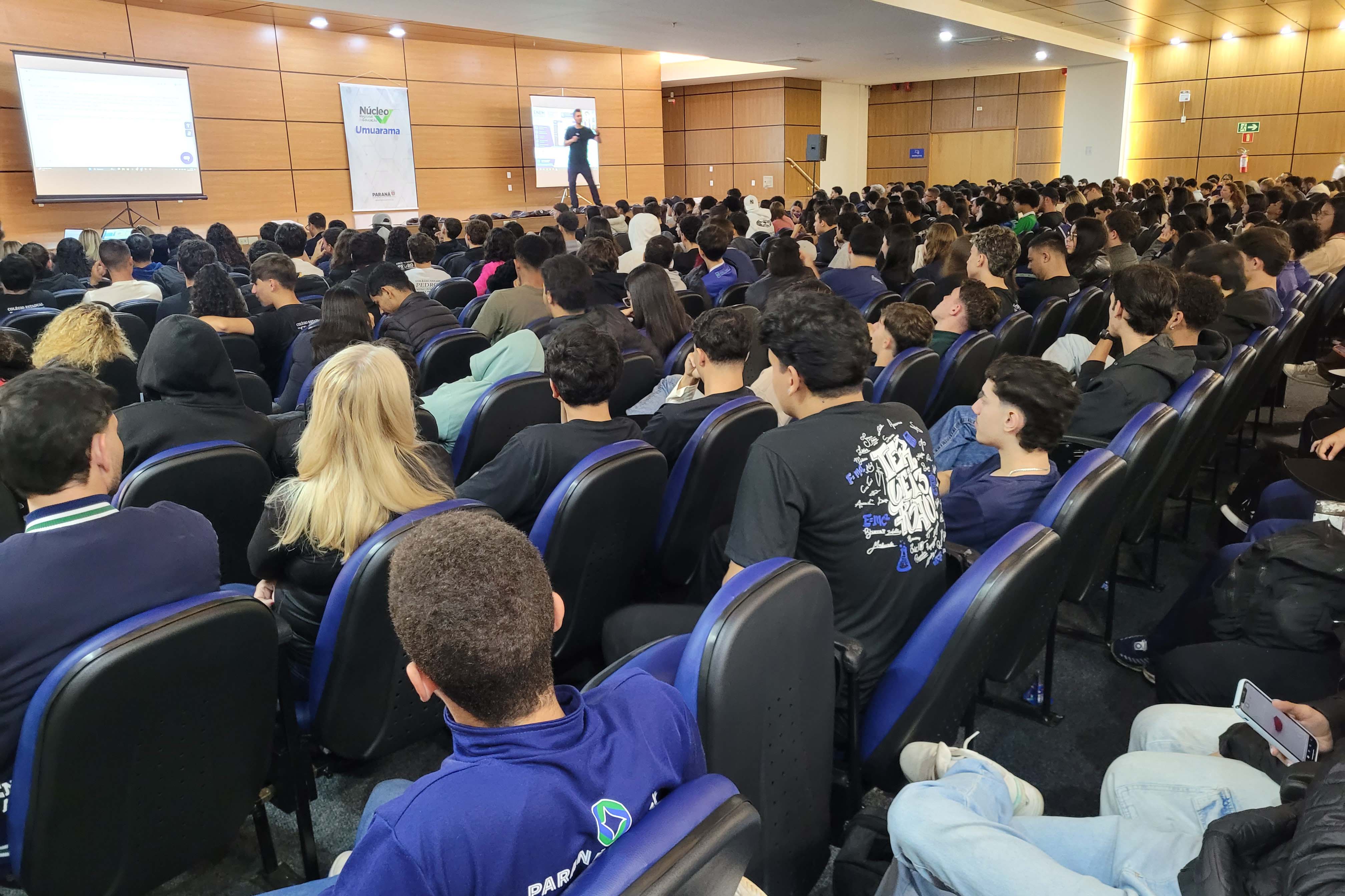 Primeiro aulão do Enem Paraná reúne mais de 600 estudantes em Umuarama