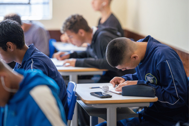 Prova Paraná Mais: 100 mil alunos da rede estadual de preparam para disputar vagas na UFPR