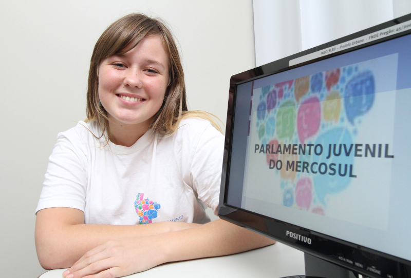 Aluna do Colégio Estadual Edimar Wright. Foto de Arquivo.