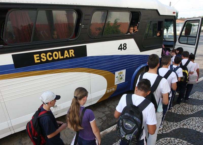 PALMEIRA/PR 20 DE FEVEREIRO DE 2013 - COLÉGIO ESTADUAL DOM ALBERTO GONÇALVES - Transporte Escolar.