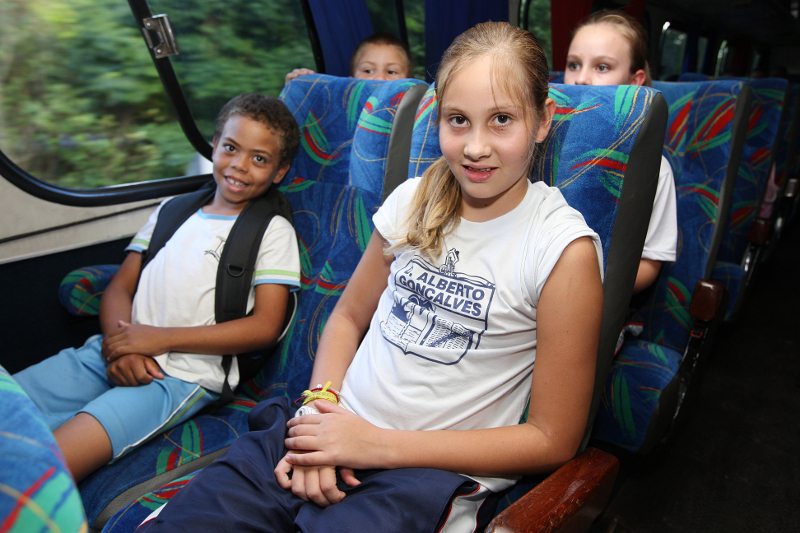 PALMEIRA/PR 20 DE FEVEREIRO DE 2013 - COLÉGIO ESTADUAL DOM ALBERTO GONÇALVES - Transporte Escolar, Alunos Bruno Alves de Freitas e Camila Antunes.