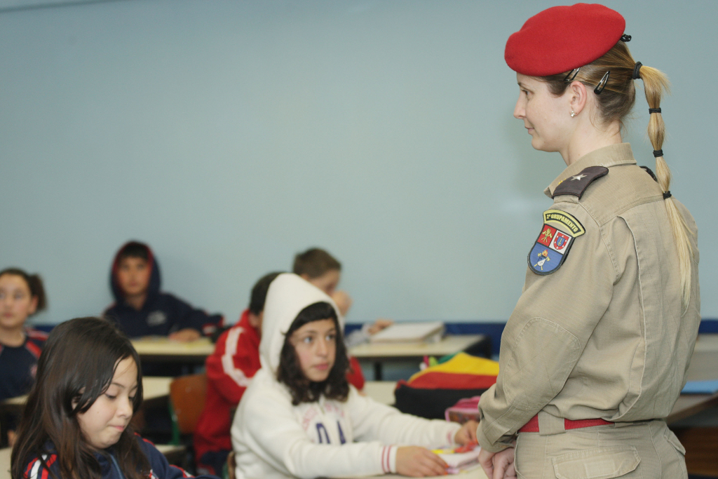Os equipamentos fazem parte do programa Brigada Escolar, que treina alunos, funcionários e professores sobre situações de perigo.