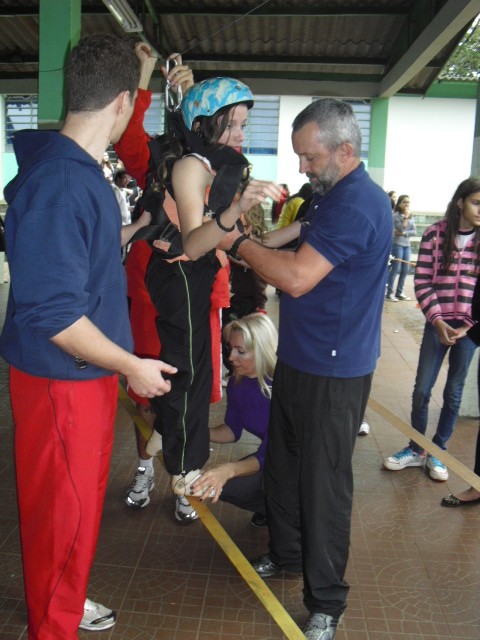 Uma das oficinas foi pensada para que a aluna cadeirante Aline Ribeiro, de 17 anos, do 2º ano do ensino médio pudesse participar. “Andar no slackline foi mais uma barreira vencida, e eu quero superar muitas outras”, disse.