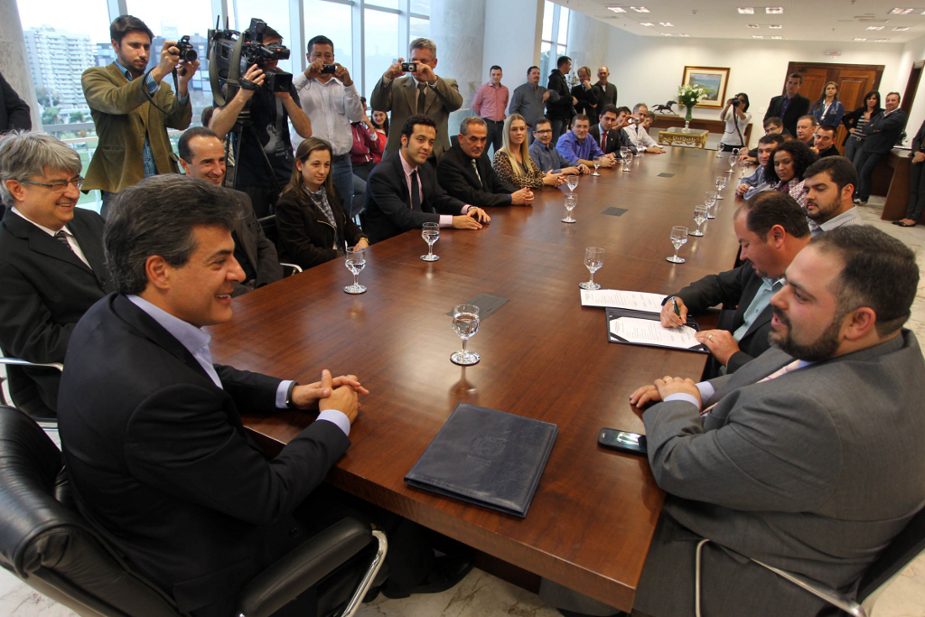 O governador Beto Richa assina ordem de serviço no valor de R$ 3,7 milhões para a construção de uma escola no município de Cantagalo. Curitiba, 13/08/2013.
