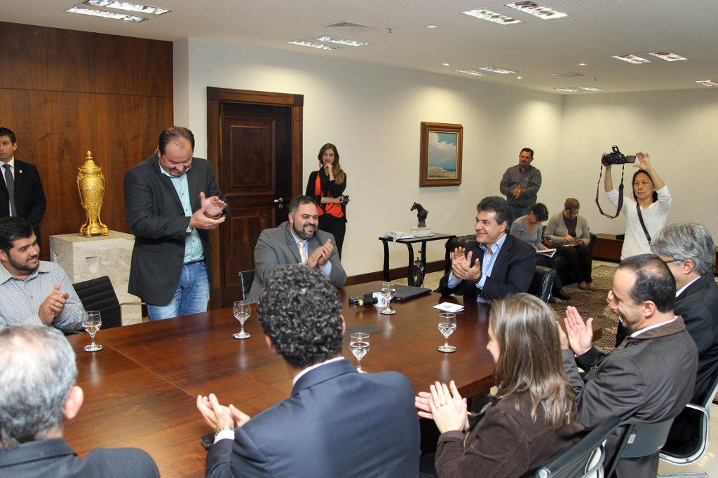 O governador Beto Richa assina ordem de serviço no valor de R$ 3,7 milhões para a construção de uma escola no município de Cantagalo. Curitiba, 13/08/2013.
