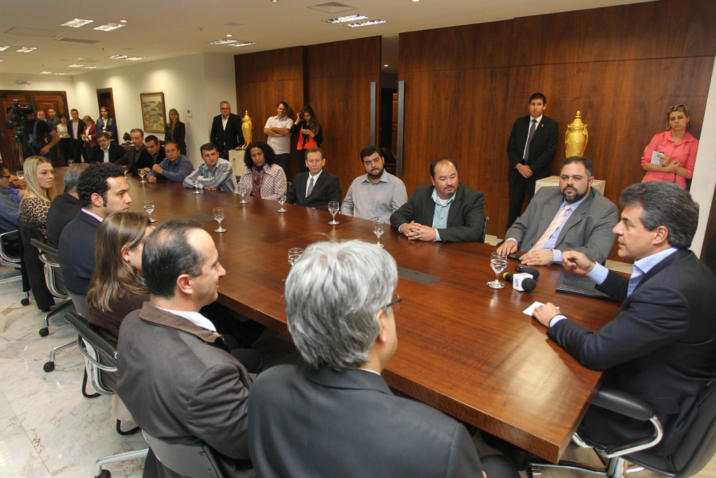 O governador Beto Richa assina ordem de serviço no valor de R$ 3,7 milhões para a construção de uma escola no município de Cantagalo. Curitiba, 13/08/2013.