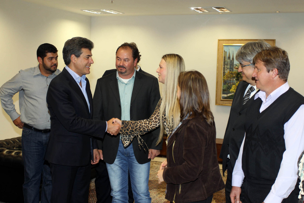 O governador Beto Richa assina ordem de serviço no valor de R$ 3,7 milhões para a construção de uma escola no município de Cantagalo. Curitiba, 13/08/2013.