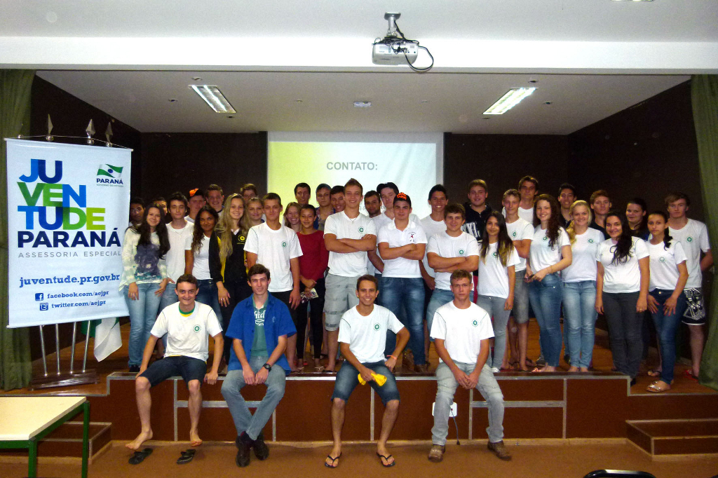 Mais de 300 jovens, entre 15 e 18 anos, do Centro Estadual de Educação Profissional Manoel Moreira Pena, Colégio Agrícola de Foz do Iguaçu e Colégio Estadual Monsenhor Guilherme, participaram de palestra promovida pela Assessoria Especial de Juventude (AEJ), do Governo do Estado. Na foto, jovens do Centro Estadual Manoel Moreira.