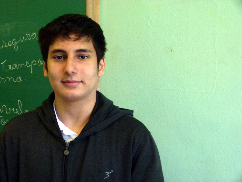 Mais de 300 jovens, entre 15 e 18 anos, do Centro Estadual de Educação Profissional Manoel Moreira Pena, Colégio Agrícola de Foz do Iguaçu e Colégio Estadual Monsenhor Guilherme, participaram de palestra promovida pela Assessoria Especial de Juventude (AEJ), do Governo do Estado. Na foto, Khaled Salehabou Malek, do MOnsenhor Guilherme.