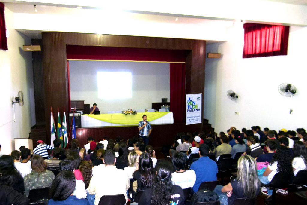 Mais de 300 jovens, entre 15 e 18 anos, do Centro Estadual de Educação Profissional Manoel Moreira Pena, Colégio Agrícola de Foz do Iguaçu e Colégio Estadual Monsenhor Guilherme, participaram de palestra promovida pela Assessoria Especial de Juventude (AEJ), do Governo do Estado.