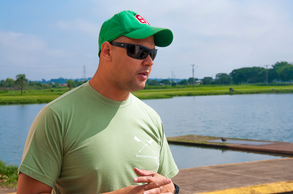 Remo é opção de atividade no contraturno para alunos do 6º e 7º anos do Colégio Estadual Luiza Ross, no Parque Náutico do Iguaçu, em Curitiba. Na foto Joadson Bueno do Nascimento.