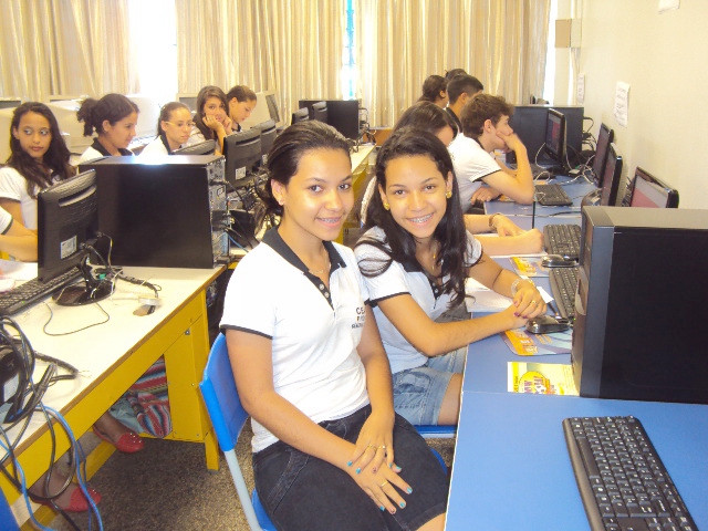 Alunos do ensino médio do Colégio Estadual Arnaldo Busatto, em Foz do Iguaçu, participam do contraturno escolar com aulas.