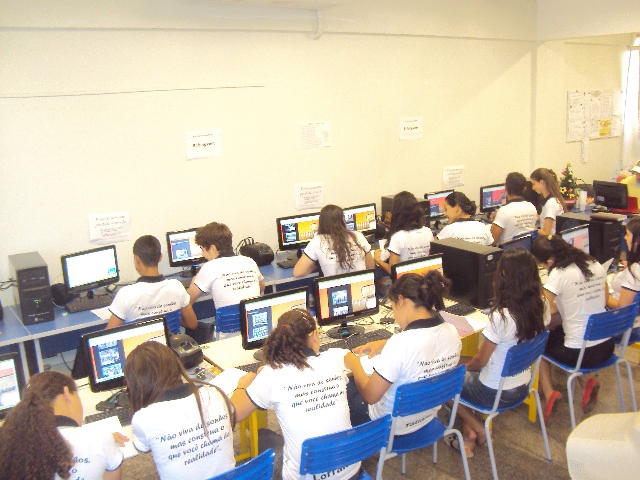 Alunos do ensino médio do Colégio Estadual Arnaldo Busatto, em Foz do Iguaçu, participam do contraturno escolar com aulas.
