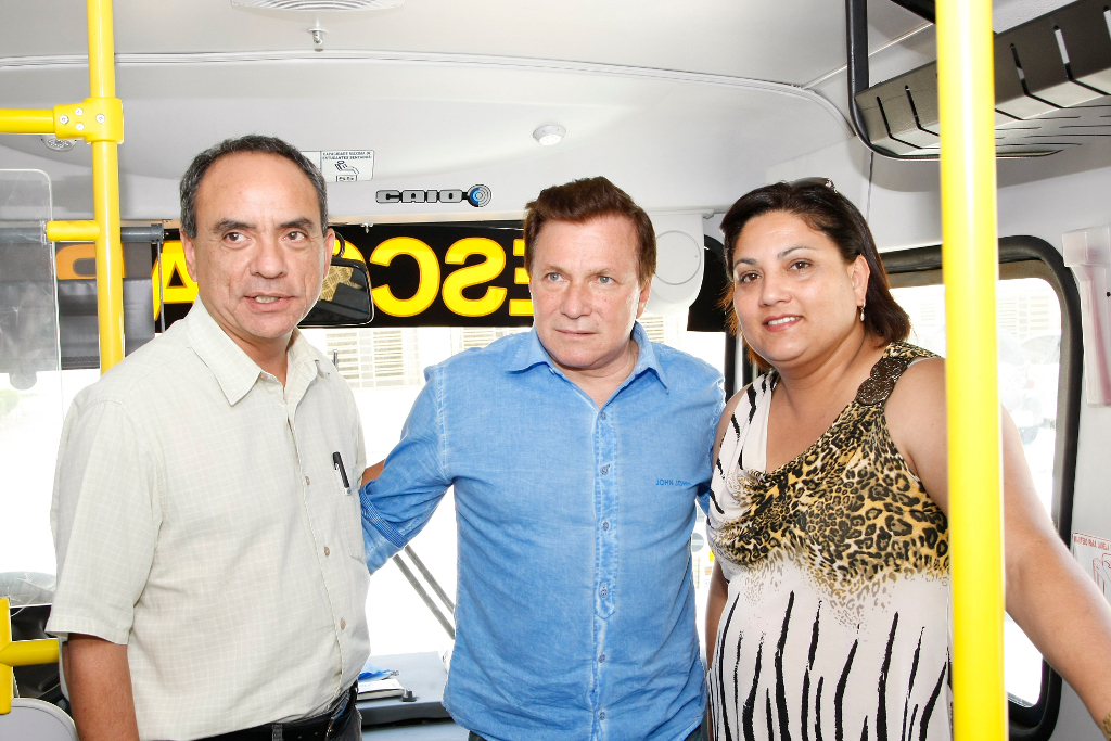 A prefeita de Guaraqueçaba, Lilian Ramos Narloch, recebe a chave de três ônibus escolares na SEED. 31-01-14.